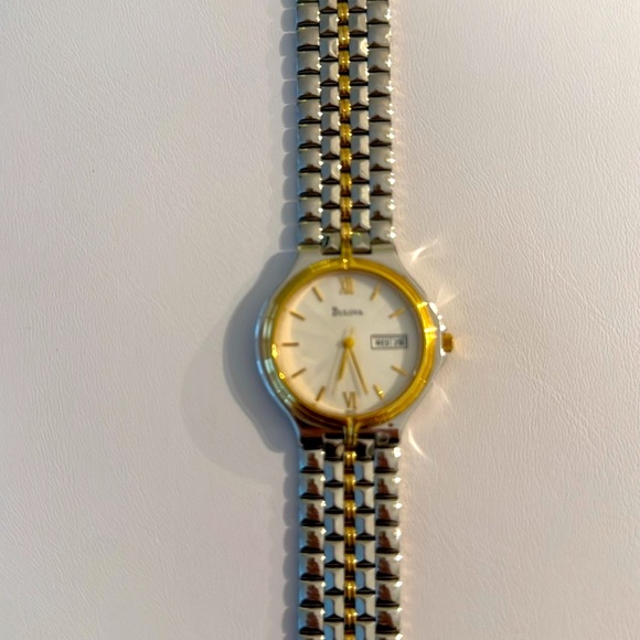 Bulova watch, beautiful two-toned. - Picture 6 of 11